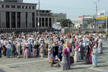 На митинге в Казани потребовали создать исламское государство и свернуть российский триколор На митинге в Казани потребовали создать исламское государство и свернуть российский триколор
