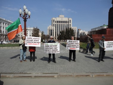 Пикет Союза татарской молодежи «Азатлык» в защиту татарского языка на площади Свободы Казань