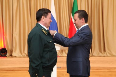 Алмасу Назирову вручают медаль "За доблестный труд", хотя он ждал ордена. Расследование "ЗП"