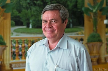 Ахат Мушинский Горбатый человек среди коллег с гибкой спиной