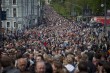 Российские протестующие во главе с известными писателями выходят в Москве на мирную прогулку